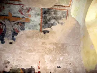 Fondo lato destro - cella base campanile, settore Sud - Tracce di affreschi - Parrocchiale di Santo Stefano a Villafranca Piemonte