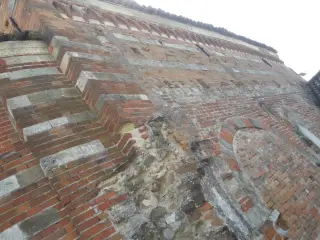 Monofora absidale - Chiesa Cimiteriale di San Pietro Vecchio al Cimitero a Brusasco
