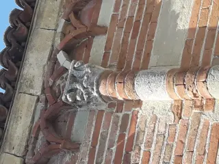 Capitello antropomorfo - Chiesa Cimiteriale di San Pietro Vecchio al Cimitero a Brusasco