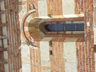 Monofora con ghiera a dente di sega - Chiesa Cimiteriale di San Pietro Vecchio al Cimitero a Brusasco