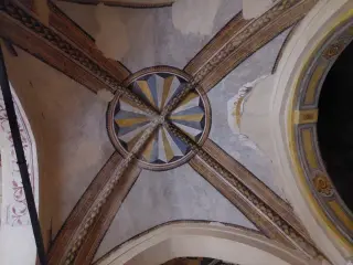 Rosone scolpito e docirazioni della navata destra - Chiesa di San Francesco a Cuneo