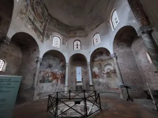 Interno - Battistero del Duomo a Novara