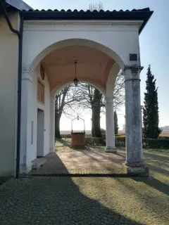 Portico seicentesco in facciata - Santuario della Madonna del Latte o di Gionzana a NovaraFrazione Gionzana
