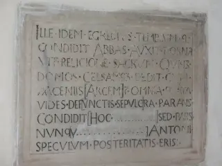 Lapide nel presbiterio - Abbazia di San Nazzaro o dei Santi Nazario e Celso a San Nazzaro Sesia