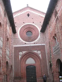 Facciata e quadriportico - Abbazia di San Nazzaro o dei Santi Nazario e Celso a San Nazzaro Sesia