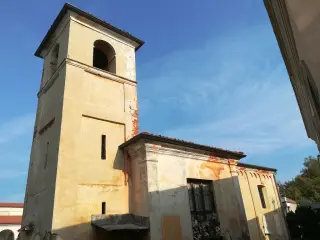 Fianco destro e campanile - Chiesa Cimiteriale di San Pietro e Paolo a Fara Novarese