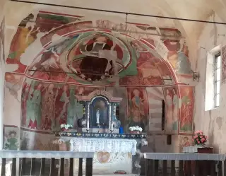 Interno e affreschi - Chiesa Cimiteriale di San Pietro e Paolo a Fara Novarese
