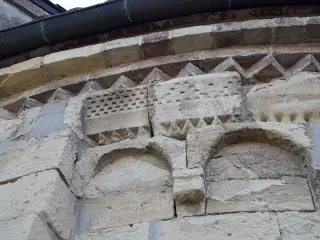 Abside - Fregio a damier - Chiesa di San Pietro a Calliano