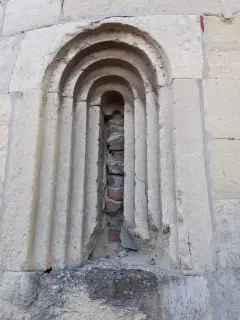 Abside - Monofora tamponata - Chiesa di San Pietro a Calliano