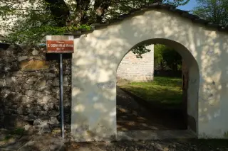 Ingresso e cartello illustrativo - Chiesa di San Giovanni al Monte a Quarona
