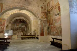 Interno e abside affrescata - Chiesa di San Giovanni al Monte a Quarona
