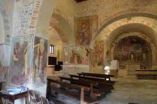 Interno e affreschi - Chiesa di San Giovanni al Monte a Quarona