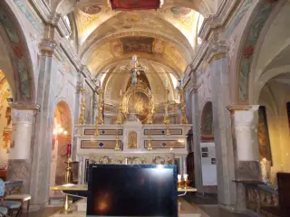Interno verso l'altare - Chiesa di San Giovanni Battista a Caraglio