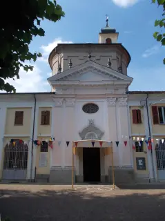 Facciata con dipendenze del santuario - Cappella della Madonna del Castello a Caraglio