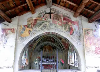 Facciata e annunciazione - Cappella di San Bernardo e Mauro a Valgrana