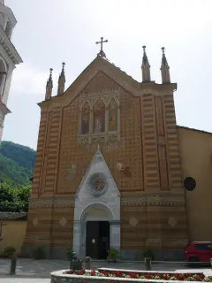 Facciata - Parrocchiale dei Santi Cosma e Damiano a San Damiano Macra