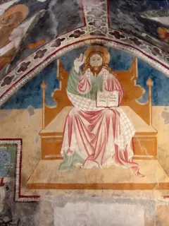 Abside maggiore, fondo, Cristo Re, QUIA SOLVO VINCULA MORTIS - Chiesa di San Pietro o San Peyre a Stroppo