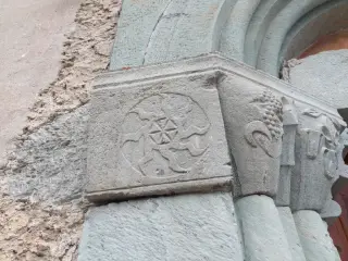 Sculture portale laterale - Chiesa di Santa Maria Assunta a SampeyreFrazione Villar