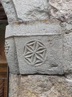 Sculture portale laterale - Chiesa di Santa Maria Assunta a SampeyreFrazione Villar
