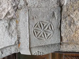 Sculture portale laterale - Chiesa di Santa Maria Assunta a SampeyreFrazione Villar