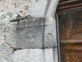 Sculture portale laterale - Chiesa di Santa Maria Assunta a SampeyreFrazione Villar