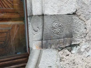 Sculture portale laterale - Chiesa di Santa Maria Assunta a SampeyreFrazione Villar