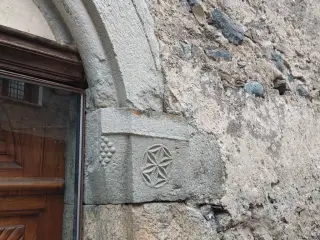 Sculture portale laterale - Chiesa di Santa Maria Assunta a SampeyreFrazione Villar