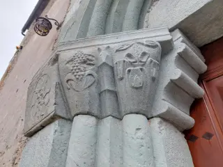 Sculture portale laterale - Chiesa di Santa Maria Assunta a SampeyreFrazione Villar