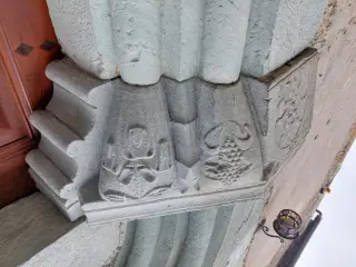 Sculture portale laterale - Chiesa di Santa Maria Assunta a SampeyreFrazione Villar