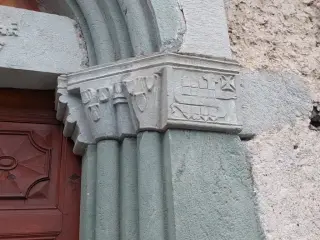 Sculture portale laterale - Chiesa di Santa Maria Assunta a SampeyreFrazione Villar