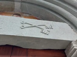 Sculture portale laterale - Chiesa di Santa Maria Assunta a SampeyreFrazione Villar
