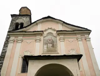 Affresco in facciata - Parrocchiale di Sant'Antonio Abate a AmenoFrazione Vacciago