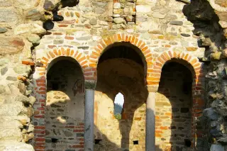 Arcatelle vano presbiteriale - Resti Della Chiesa del Gesion o Gesiun a Piverone