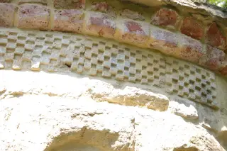 Dettaglio del fregio a damier - Chiesa di San Bartolomeo a Camerano Casasco