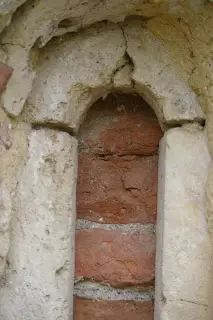 Monofora absidale tamponata - Chiesa di Sant'Eusebio a Castelnuovo Don Bosco