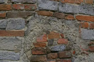 Monofora absidale particolare - Chiesa di Sant'Eusebio a Castelnuovo Don Bosco