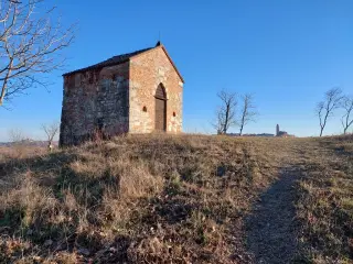 Viasta con Montechiaro sullo sfondo - Pieve di Santa Maria Assunta o di Pisenzana a Montechiaro d'Asti