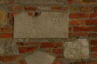 Lapide commemorativa dei restauri - Pieve di Santa Maria Assunta o di Pisenzana a Montechiaro d'Asti