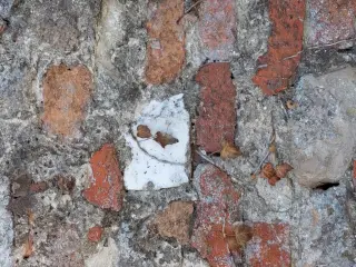 Resto di fregio inserito nella muratura - Pieve di Santa Maria Assunta o di Pisenzana a Montechiaro d'Asti
