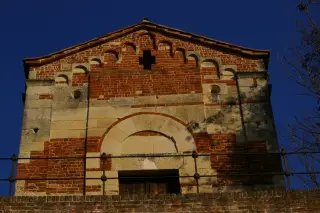 Facciata - Chiesa di San Pietro al Cimitero a Portacomaro