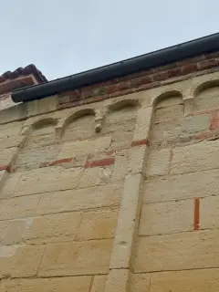 Peduccio scolpito - Chiesa di San Pietro al Cimitero a Portacomaro