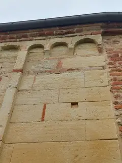 Archetti e peducci - Chiesa di San Pietro al Cimitero a Portacomaro