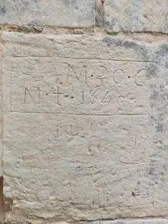 Scritta su abside - Chiesa di San Pietro al Cimitero a Portacomaro