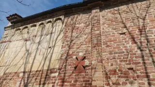 Fianco destro - Chiesa di San Pietro al Cimitero a Portacomaro