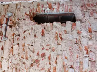 Monofora absidale - Chiesa del Cimitero o di San Pietro del Bosco a Castellero