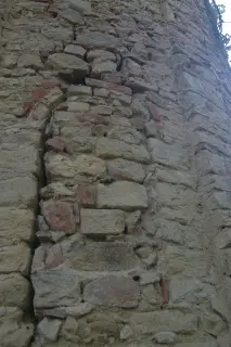 Monofora absidale tamponata - Cappella di San Michele a Passerano MarmoritoFrazione Primeglio