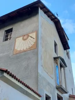 Fianco e orologio solare - Santuario di San Pancrazio a Vaie