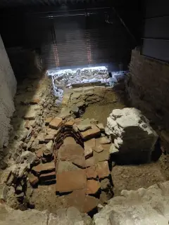Tomba a cassa - Duomo o Cattedrale di San Lorenzo a Alba