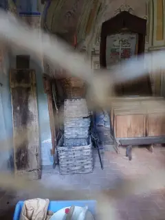 Interno dalla finestrella votiva - Chiesa di Sant'Agnese a Caraglio