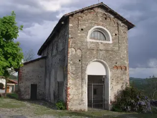 Facciata e lato sinistro - Chiesa di San Pietro a CarrùFrazione San Pietro
